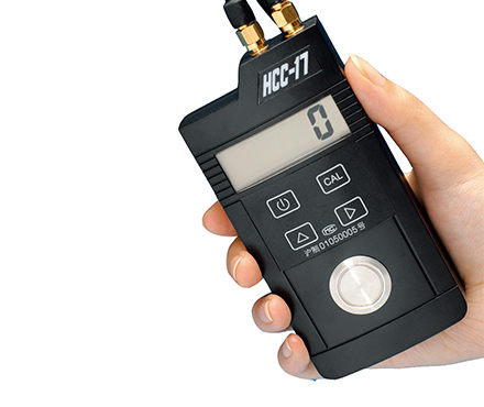 上海华阳HCC-17超声波测厚仪手持操作图