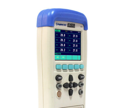 安柏AT4204手持式多路温度测试仪面板细节图