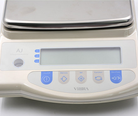 日本Vibra0.001g电子天平AJH-320E按键面板细节图