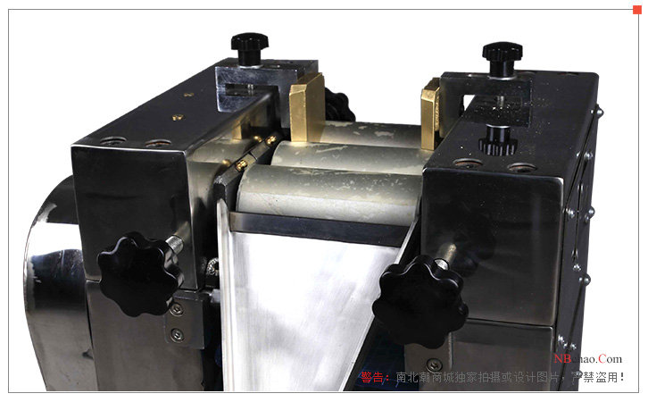 MODERNERal laboratory three-roller Grinder XD-20-65/T (zirconia) roller detail