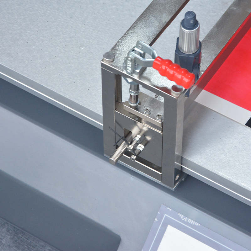 Why does the small coater choose an aluminum plate as the heating base instead of stainless steel?  Picture 4