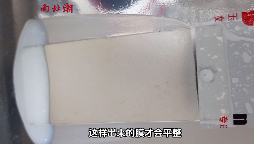 Picture 2 of the application of automatic coating machine on scraping epoxy resin on tinplate